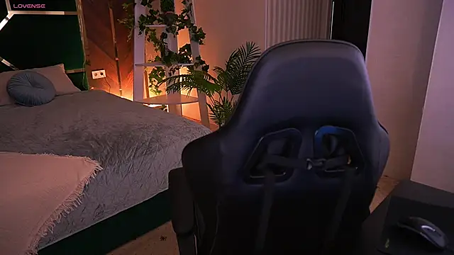 MollyyMayy online show from February 12, 2026, 4:13 pm