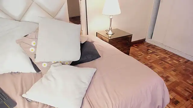 LizzCarter  online show from January 5, 2026, 5:27 pm