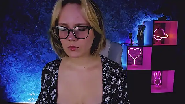 Snapshot of madeline_doll chatting on March 6, 2026, 8:44 am madeline doll online show from March 6, 2026, 8:44 am