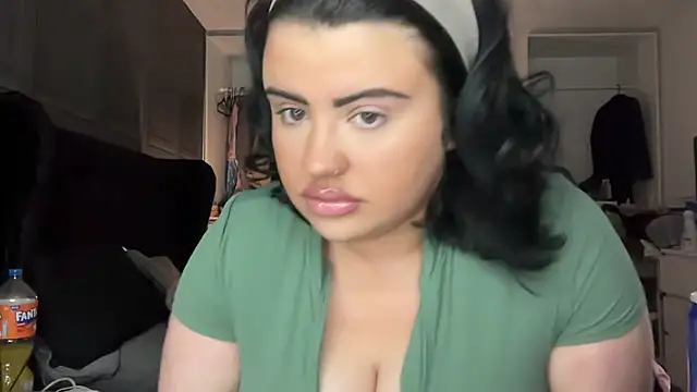 Curvybabesxxo online show from April 3, 2026, 11:30 am