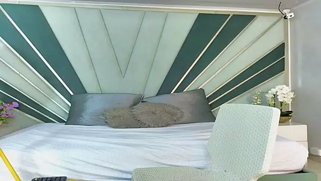 DulceeEsmeralda online show from April 23, 2026, 1:24 pm