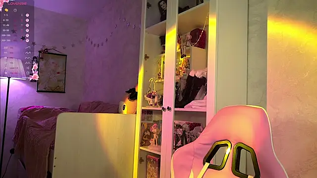 MiraJades online show from April 17, 2026, 9:07 pm