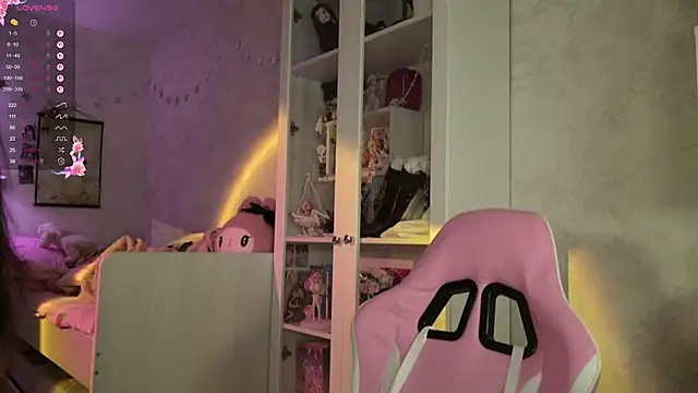 MiraJades online show from April 27, 2026, 9:13 pm