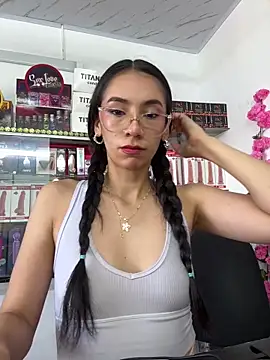 lunaluxury22 online show from February 4, 2026, 2:34 pm