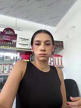 lunaluxury22 online show from April 20, 2026, 1:58 pm