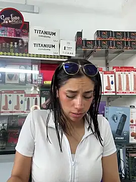 lunaluxury22 online show from April 21, 2026, 2:01 pm