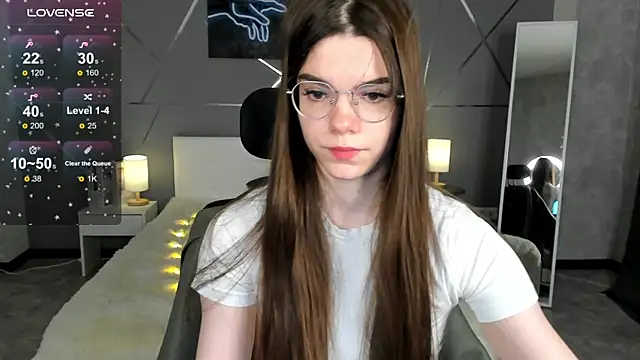 miss  evelyne online show from December 18, 2025, 1:33 am