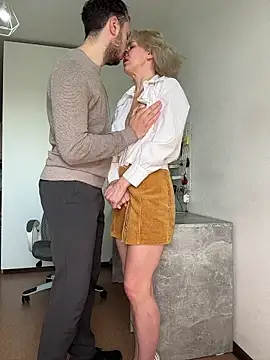 Lovebackground online show from April 24, 2026, 8:28 am