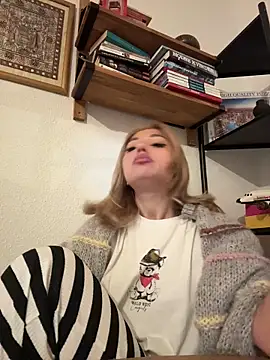 SilkyMira online show from December 20, 2025, 6:26 pm