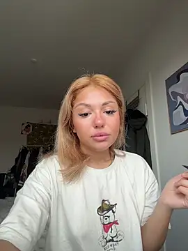 SilkyMira online show from December 22, 2025, 11:18 am