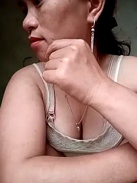 ngaytho004 online show from April 18, 2026, 10:54 pm