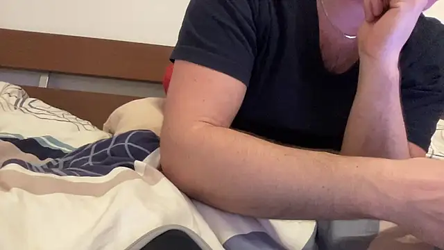 Snapshot of DereineGx chatting on December 18, 2025, 8:48 pm DereineGx online show from December 18, 2025, 8:48 pm