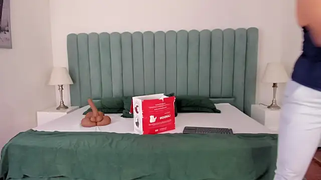 Scarlett  Noir online show from April 20, 2026, 8:43 pm