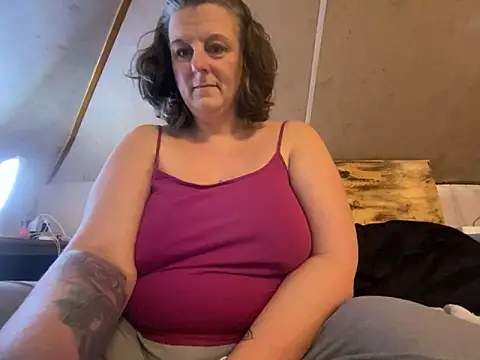 MommaBear5676 online show from December 15, 2025, 2:32 pm