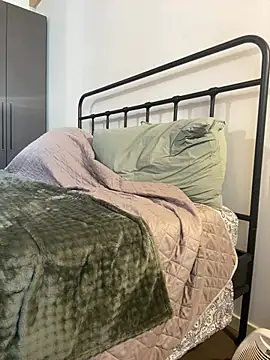 Snapshot of YourSlutQueen chatting on March 20, 2026, 11:48 am YourSlutQueen online show from March 20, 2026, 11:48 am