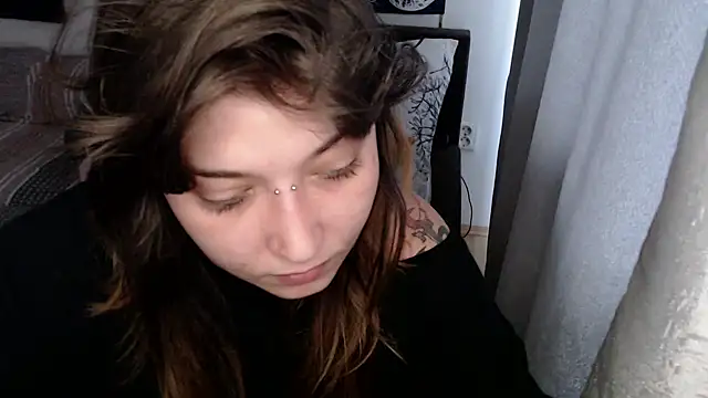 Snapshot of AlienforTwenty chatting on June 13, 2026, 8:56 am AlienforTwenty online show from June 13, 2026, 8:56 am
