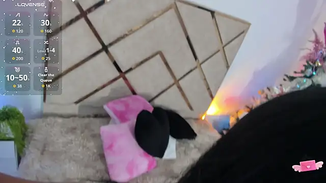 queenie staar online show from December 19, 2025, 8:05 pm