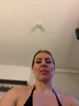 Snapshot of Natalia_Fit chatting on May 25, 2026, 5:13 am Natalia Fit online show from May 25, 2026, 5:13 am