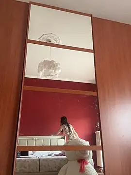 saphirafox online show from April 1, 2026, 1:23 pm