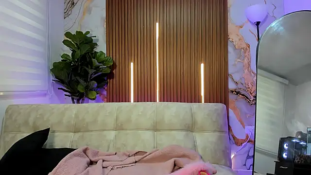 Nickie reed  online show from December 22, 2025, 8:28 pm