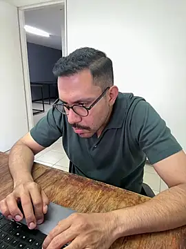 Snapshot of AdrianGarcia89 chatting on April 17, 2026, 12:35 am AdrianGarcia89 online show from April 17, 2026, 12:35 am