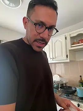 Snapshot of AdrianGarcia89 chatting on April 18, 2026, 5:39 pm AdrianGarcia89 online show from April 18, 2026, 5:39 pm