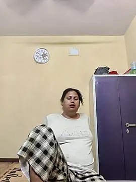 Hotmylips online show from April 17, 2026, 3:20 am