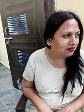 Hotmylips online show from April 18, 2026, 3:49 pm