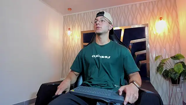 Noah Clarkk online show from April 21, 2026, 5:28 pm