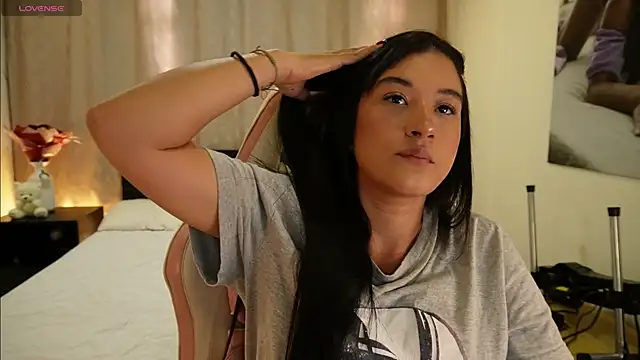 Alannadumont  online show from April 23, 2026, 7:49 pm