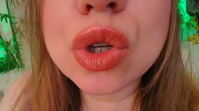 HappyLisa online show from December 23, 2024, 8:44 am