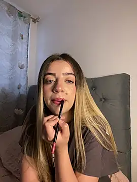 cute emmma online show from February 20, 2026, 11:32 am