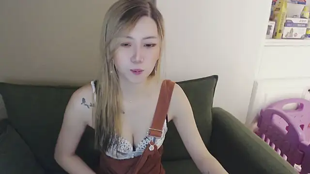 whitecat13 online show from April 21, 2026, 11:16 am