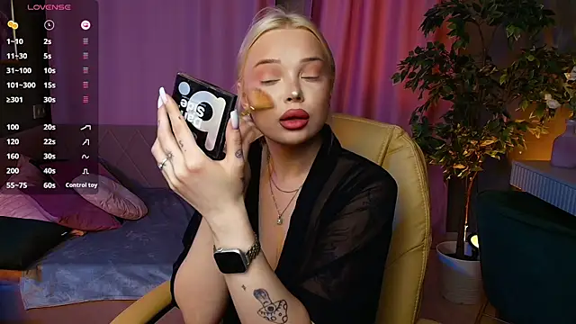 Leslie Caronn online show from April 26, 2026, 7:39 am