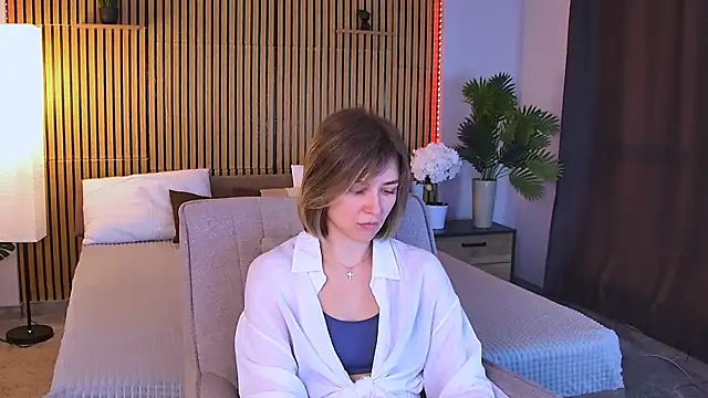 EmeraldGlow online show from April 20, 2026, 3:04 pm