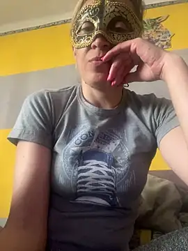 SexyMamiVee online show from April 16, 2026, 2:51 pm