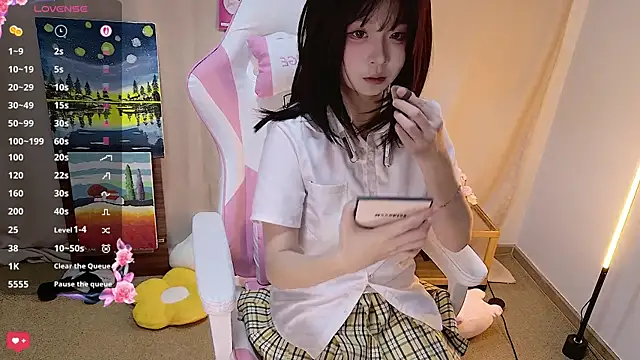 cuteqiqi online show from April 21, 2026, 2:56 pm