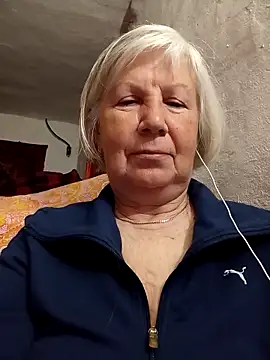 KlaudiaDarling online show from April 18, 2026, 8:09 pm