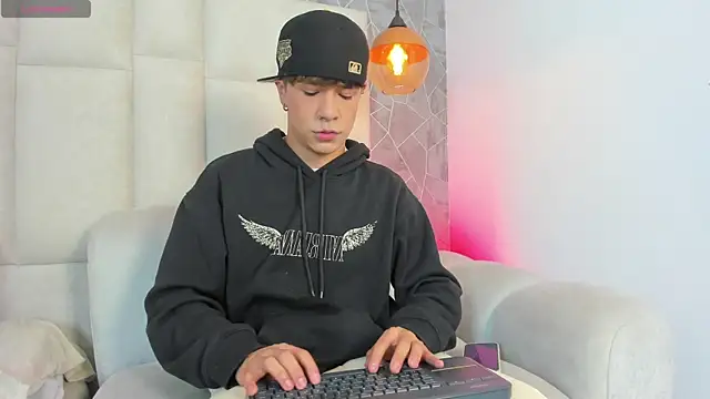 imxxjoel online show from April 24, 2026, 4:26 am