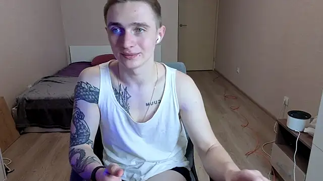 Snapshot of LEO__MILLER chatting on April 13, 2026, 10:37 pm LEO MILLER online show from April 13, 2026, 10:37 pm