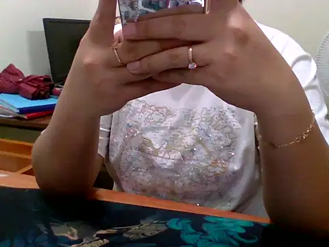 Snapshot of Sarah_no_land chatting on May 6, 2026, 9:14 am Sarah no land online show from May 6, 2026, 9:14 am