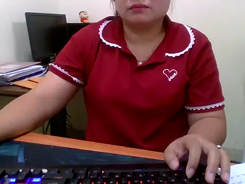 Snapshot of Sarah_no_land chatting on May 12, 2026, 3:14 am Sarah no land online show from May 12, 2026, 3:14 am