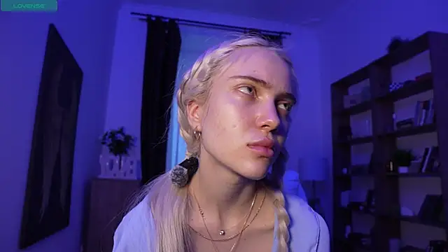 KristalCrowner online show from April 21, 2026, 2:51 am