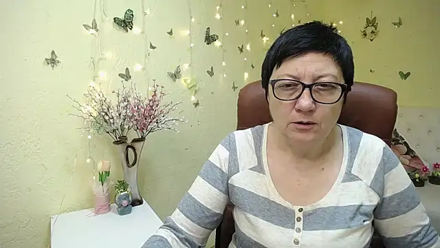 EmilyL0ve online show from April 21, 2026, 5:14 am