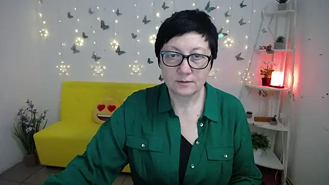 EmilyL0ve online show from April 22, 2026, 5:14 pm