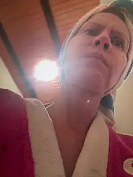 cintia love online show from January 12, 2026, 6:35 pm