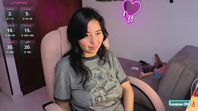 LolaOpalX online show from May 6, 2026, 2:11 pm