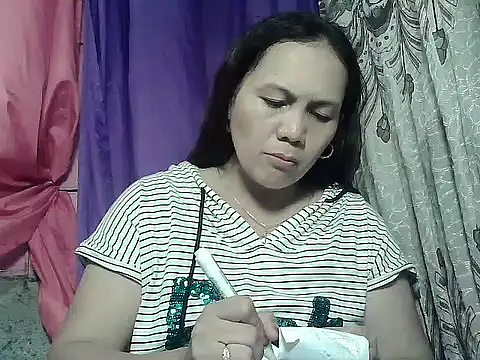 Snapshot of prettymomma24xx chatting on May 9, 2026, 9:58 am prettymomma24xx online show from May 9, 2026, 9:58 am