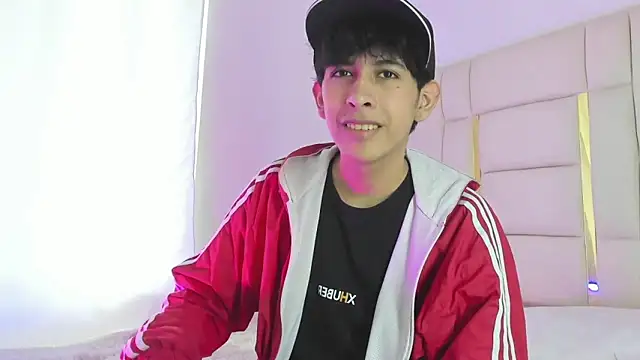 julian xx online show from June 1, 2026, 8:32 pm