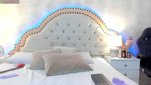 CintiaHolms online show from April 17, 2026, 3:20 am